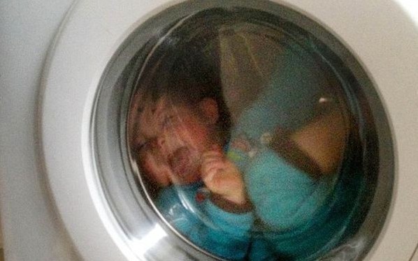 Bé 3 tuổi mắc kẹt trong máy giặt.