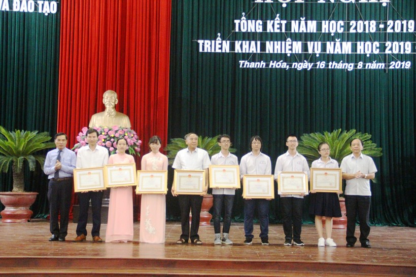 Các học sinh và giáo viên có học sinh đoạt giải quốc tế nhận thưởng tại buổi lễ tổng kết năm học 2018 - 2019 ngành Giáo dục Thanh Hóa