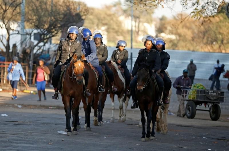 Các sĩ quan cảnh sát đi tuần tra tại thành phố Bulawayo (Zimbabwe)