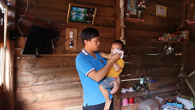 Giữa nỗi đau quá lớn, anh Ma Đình Sắc vẫn đang ở nhà chăm đứa con trai mới 2 tuổi vừa mất em.