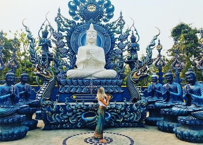 Chùa màu xanh độc đáo Wat Rong Seur Ten ở Thái Lan.