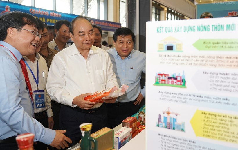Thủ tướng Chính phủ Nguyễn Xuân Phúc cùng các đại biểu tham quan gian hàng tại Hội nghị
