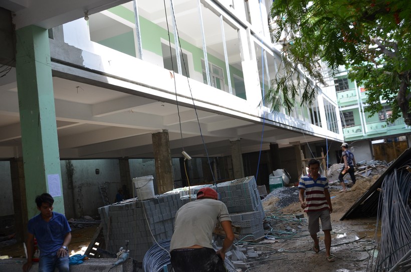 Công trình xây dựng dãy nhà 3 tầng, 8 phòng học tại cơ sở đường Lê Duẩn của Trường Tiểu học Trần Cao Vân đang gấp rút hoàn thiện để kịp bàn giao trước ngày khai giảng năm học mới