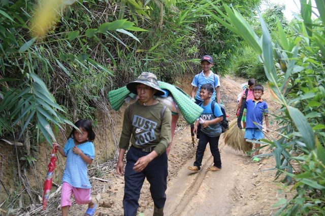 Anh Phố dẫn theo 7 đứa trẻ đi gần 20km ra trường thuê nhà trọ.
