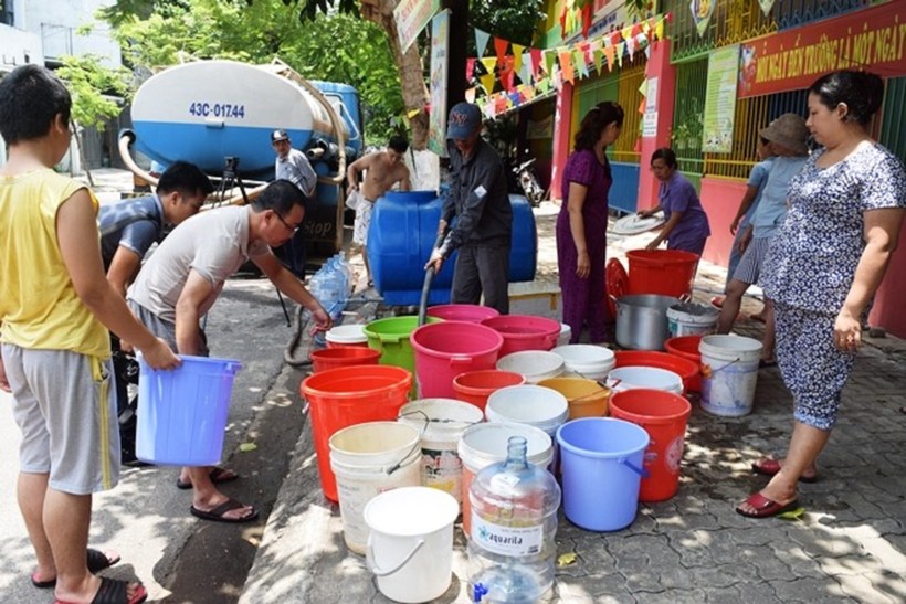 Người dân rất nhiều khu vực ở Đà Nẵng buộc phải hứng nước ở các bồn chứa cấp nước bổ sung do Dawaco bố trí ở các khu vực xa, cuối nguồn cung cấp nước