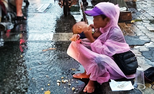 Trẻ ăn xin ở ngã tư Nguyễn Thị Minh Khai - Cách Mạng Tháng 8, quận 1. Ảnh:Hữu Khoa.
