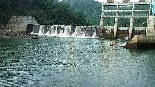Người dân vẫn thường đánh bắt cá dưới chân đập Thủy điện Nậm Nơn.