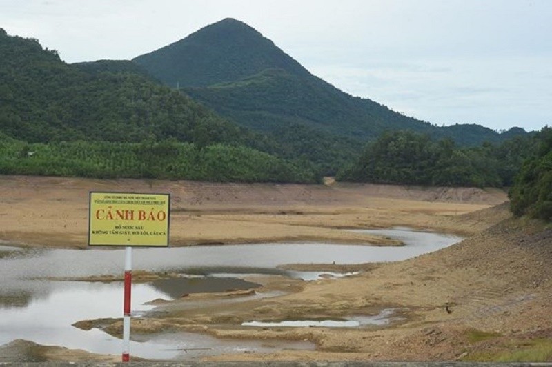 Hạn hán kéo dài khiến nhiều hồ thủy lợi ở Thừa Thiên - Huế và Quảng Trị trơ cạn đáy. Hàng loạt nhà máy thủy điện ở 2 địa phương này bị đẩy vào cảnh hoạt động cầm chừng hoặc ngưng hẳn do thiếu nước.