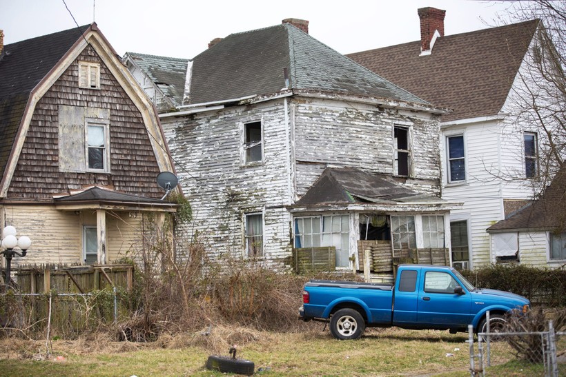 Khu nhà của những người nghèo ở Portsmouth (Ohio). Tại đây, nhiều ngôi nhà bị bỏ hoang hoặc được bịt kín bằng những tấm ván