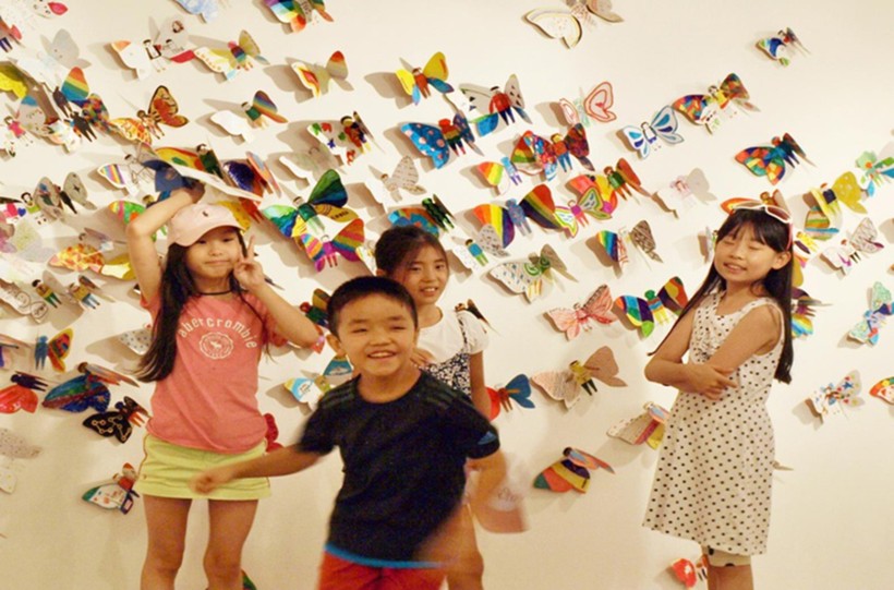 Trẻ em thích thú với nghệ thuật sắp đặt tại triển lãm