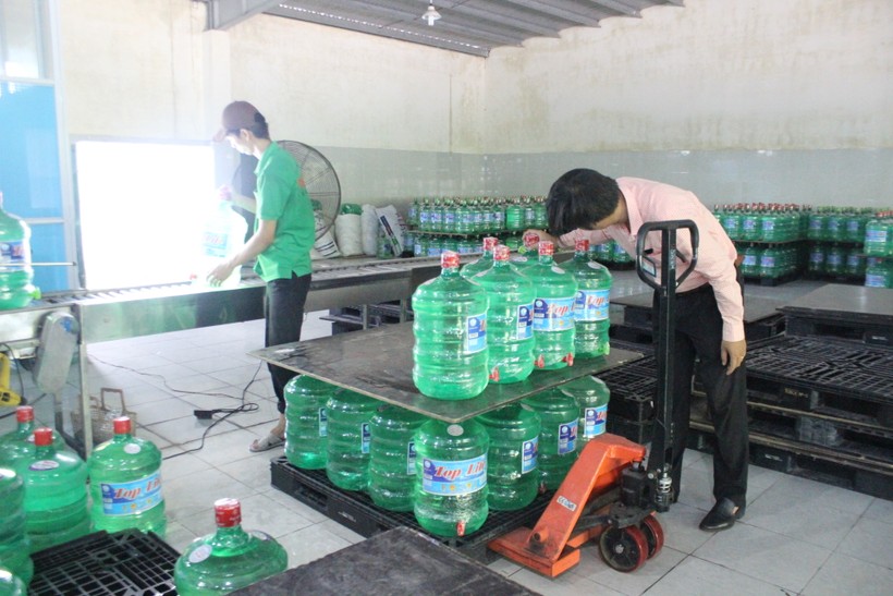 Ban ATTP thành phố kiểm tra cơ sở sản xuất nước đóng chai tại chi nhánh công ty TNHH Nam Trung Hải, TP Đà Nẵng.