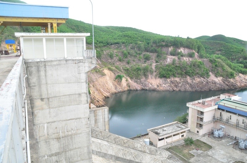 Nhiều hồ chứa xấp xỉ mực nước chết khiến nhiều nhà máy thủy điện ở Thừa Thiên - Huế đứng trước nguy cơ ngừng hoạt động.