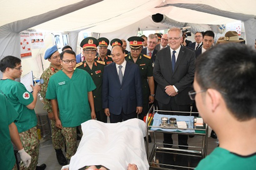 Thủ tướng Nguyễn Xuân Phúc và Thủ tướng Australia Scott Morrison thị sát công tác huấn luyện của Bệnh viện dã chiến cấp 2 số 2