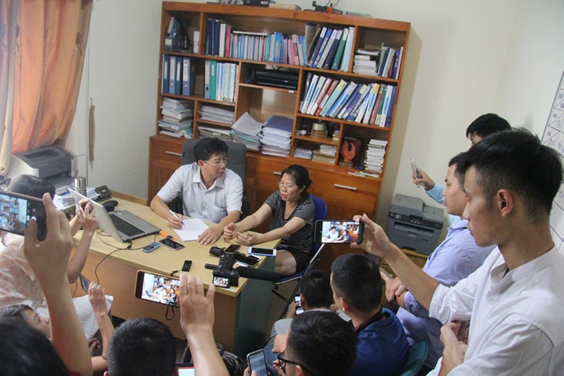 Bà Quy và luật sư Sơn tại buổi thông tin vụ việc với báo chí ngày 22/8