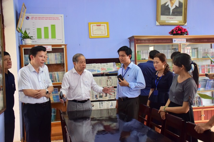 Ông Phan Ngọc Thọ - Chủ tịch UBND tỉnh Thừa Thiên Huế thăm thư viện trường THPT Phan Đăng Lưu (Huyện Phú Vang)
