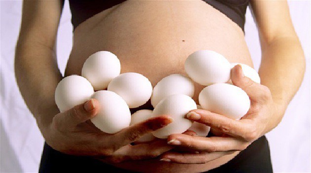 Quan niệm dân gian cho rằng phụ nữ mang thai con trai ăn 7 quả trứng ngỗng, con gái ăn 9 quả trứng ngỗng khi sinh con ra đứa trẻ sẽ thông minh. Ảnh minh họa.