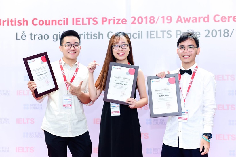 Trương Minh Hằng cùng 2 bạn trẻ đoạt giải trong cuộc thi IELTS Prize. Ảnh do NVCC.