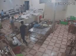 Camera ghi cảnh cô gái phụ bếp bị tạt ca axit vào mặt khi đang làm việc