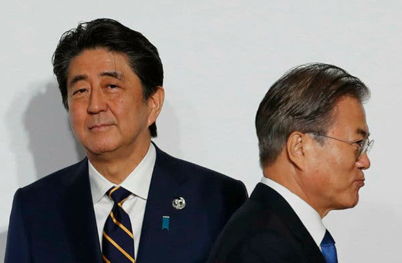Tổng thống Moon Jae-in của Hàn Quốc (phải) và Thủ tướng Shinzo Abe của Nhật Bản trong Hội nghị Thượng đỉnh G-20 vào tháng 6