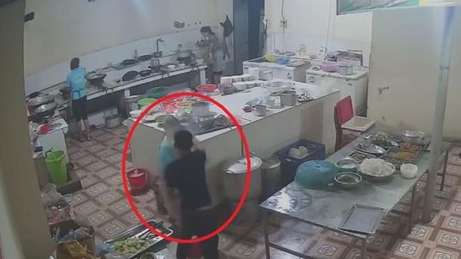 Truy tìm nghi phạm tạt axit mù mắt nữ phụ bếp ở Hòa Bình