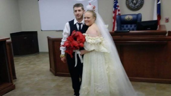 Cặp vợ chồng trẻ cử hành hôn lễ tại tòa án.