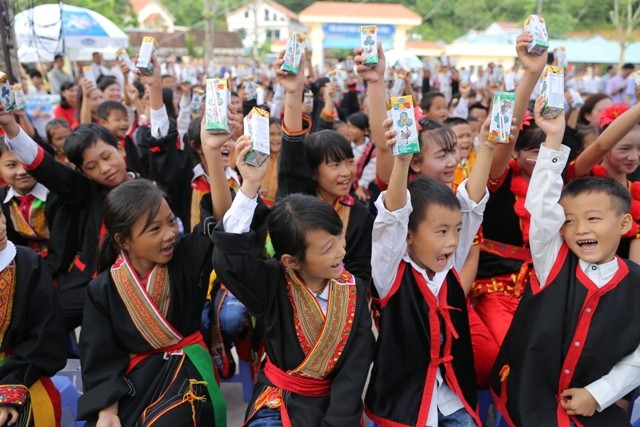 Lễ trao tặng trường tiểu học & THCS Đồng Sơn và 71.330 ly sữa cho trẻ em tỉnh Quảng Ninh