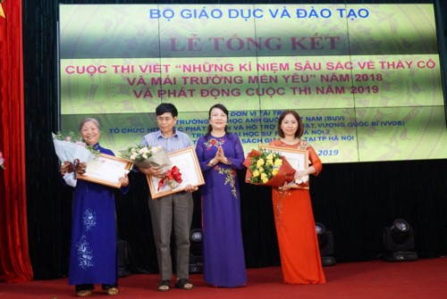 Thứ trưởng Bộ GD&ĐT Nguyễn Thị Nghĩa trao chứng nhận cho các tác giả đoạt giải nhất và nhì Cuộc thi năm 2018