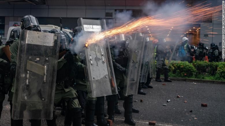 Cảnh sát chống bạo động sử dụng hơi gas trong một đụng độ giữa cuộc tuần hành của người Hồng Kông tại quận Tsuen