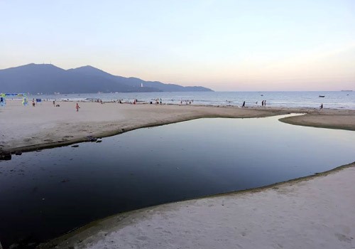 Một cửa xả để nước thải tràn ra bãi biển ở quận Sơn Trà. Ảnh:Nguyễn Đông.

