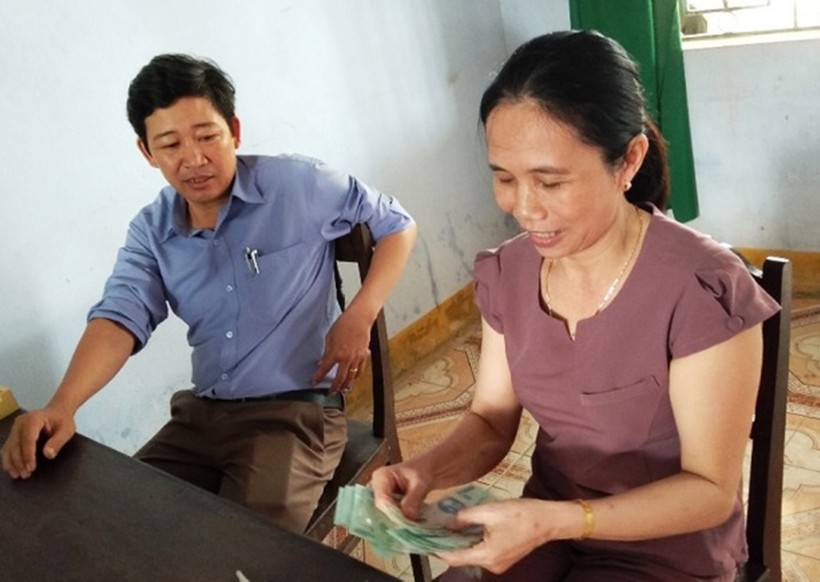 Thầy Văn Bá Chi trao trả số tiền nhặt được cho chị Trần Thị Lài