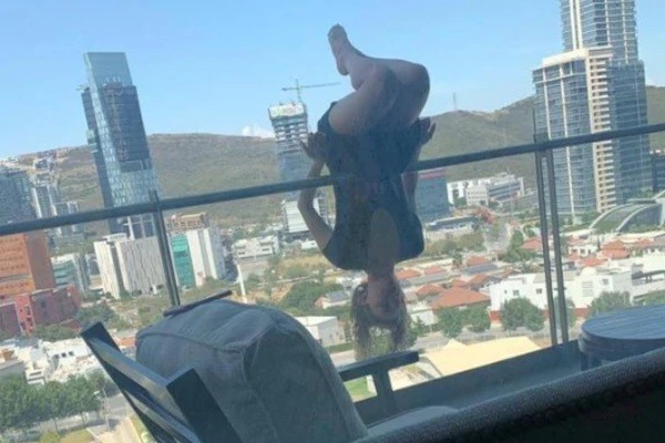 Alexa Terrazas thực hiện động tác yoga trên ban công tầng 6 và gặp tai nạn.