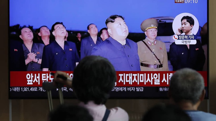 Chủ tịch Kim Jong-un trực tiếp theo dõi vụ thử tên lửa hôm 10/8.	Ảnh AP