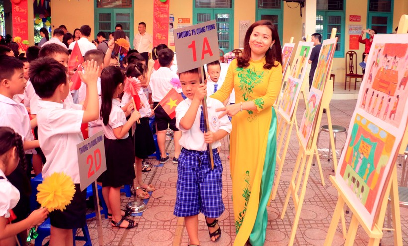 Ngày khai trường của cô trò Trường TH Quang Trung (Hoàn Kiếm, Hà Nội). Ảnh: Đức Chiêm