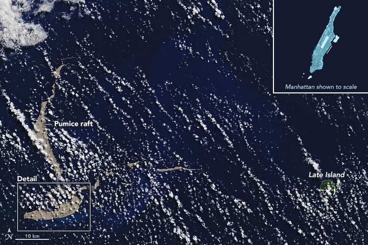 Ảnh chụp từ vệ tinh cho thấy, hòn đảo đá bọt này lớn bằng khoảng 20 sân bóng đá gộp lại. Nó được hình thành từ đá núi lửa nên đủ nhẹ để có thể nổi trên mặt nước biển.