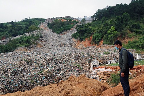 Bãi rác trên đỉnh đồi tràn xuống kéo dài khoảng một km. Ảnh:Khánh Hương.

