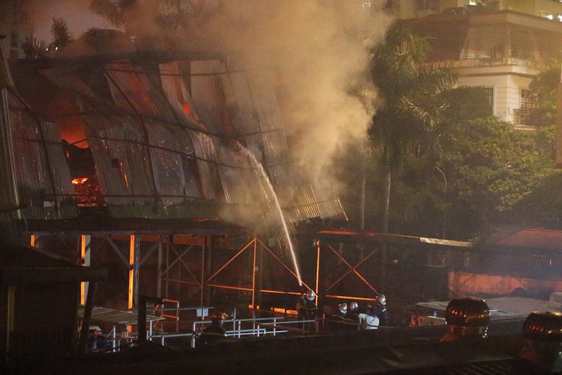 Đám cháy lớn tại Nhà máy Rạng Đông tối 28/8 đã thiêu rụi hoàn toàn nhiều kho xưởng