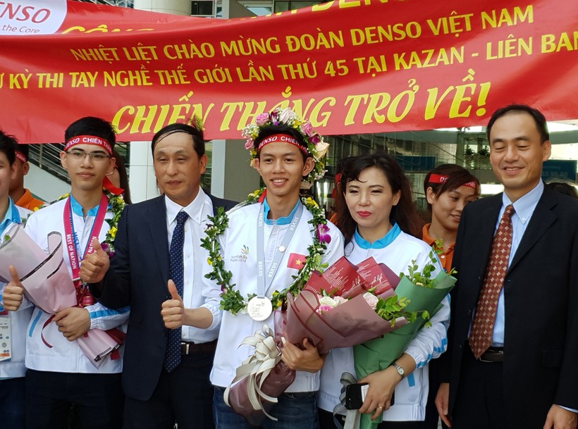 Trương Thế Diệu (đứng giữa) thí sinh duy nhất của đoàn Việt Nam giành Huy chương Bạc tại Kỳ thi tay nghề thế giới năm 2019.