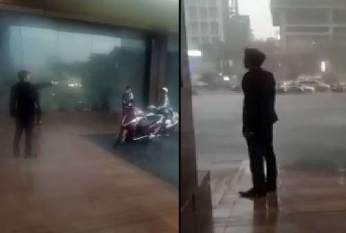 Hình ảnh nam thanh niên được cho là bảo vệ khách sạn Grand Plaza Hà Nội xua đuổi người dân trú mưa đang gây bức xúc dư luận.