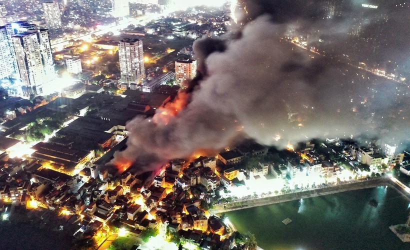 Cháy nhà kho Công ty Bóng đèn phích nước Rạng Đông tối ngày 28/8.