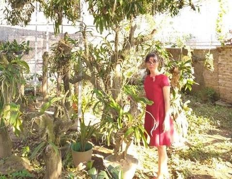 Cô Nguyễn Thị Quỳnh Nhung và  học trò bên giàn lan rừng được “thuần dưỡng” thành công.