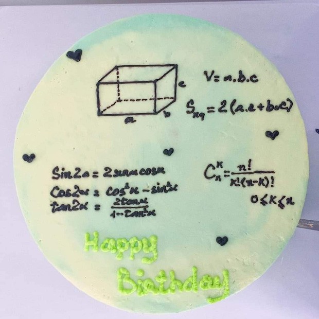 Bánh sinh nhật cùng công thức toán học.