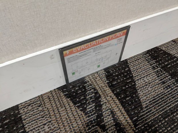 Khách sạn này thì có bảng chỉ dẫn cách thoát khỏi cơn hoả hoạn được dán dưới chân tường. Bởi khi khói toả ra khắp hành lang, ta sẽ không thể đọc được nếu bảng thông báo treo trên cao. Quả là biết lo xa đúng không?!