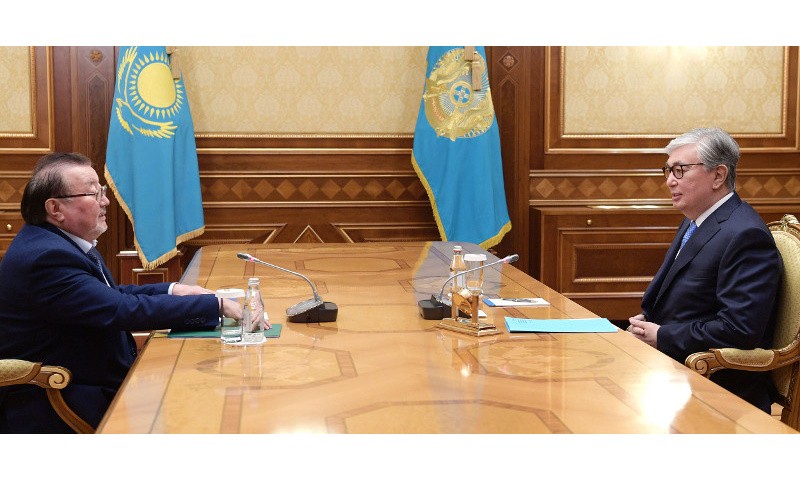 Tổng thống nước Cộng hòa Kazakhstan Kassym – Jomart Tokayev (bên phải) tiếp Chủ tịch Liên minh các nhà văn nước Cộng hòa Kazakhstan Ulykbek Esdaulet để nghe báo cáo về việc tổ chức Diễn đàn các nhà văn châu Á lần thứ Nhất.