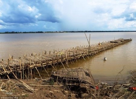 Câu cầu tre này gồm 50.000 thanh tre. Nó được lắp ráp trong mùa khô để liên kết thị trấn Kampong Cham với 1.000 gia đình trên đảo Koh Paen qua sông Mê Kông.  