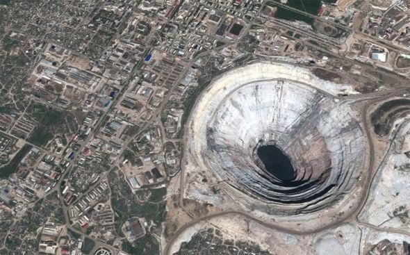 Vào những năm 1950, các nhà khoa học Liên Xô tìm thấy Kimberlite, loại đá núi lửa ở vùng phía đông Siberia. Đây là dấu hiệu cho thấy có thể có mỏ kim cương ở gần, và không lâu sau Liên Xô đã bắt đầu khai thác kim cương tại đây. Ảnh: Google Earth.
