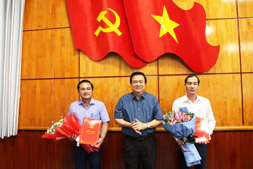 Bí thư Tỉnh ủy Long An Phạm Văn Rạnh trao quyết định và chúc mừng các ông Phạm Xuân Bách và Võ Thanh Phong.
