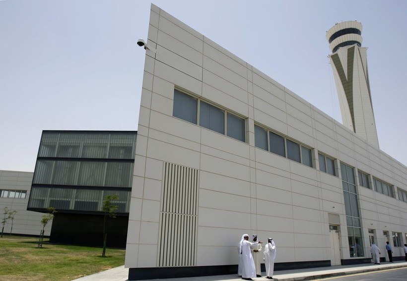Theo hãng tin Bloomberg, sân bay quốc tế Al Maktoum lớn nhất thế giới tại Dubai (UAE) sẽ phải tạm dừng mà chưa hẹn ngày tiếp tục vì cạn kiệt nguồn kinh phí trong bối cảnh kinh tế vùng Vịnh đang suy yếu. (Ảnh: Bloomberg).