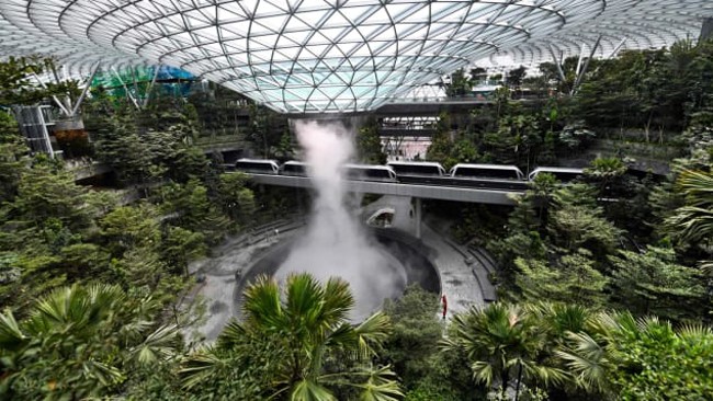 Changi được coi là một trong những sân bay có cảnh quan đẹp nhất trên thế giới. Ảnh: CNN.