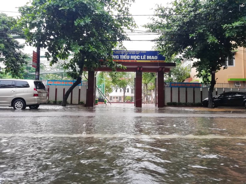 Trường Tiểu học Lê Mao (TP Vinh, Nghệ An) cho HS nghỉ học do mưa lớn.                                          