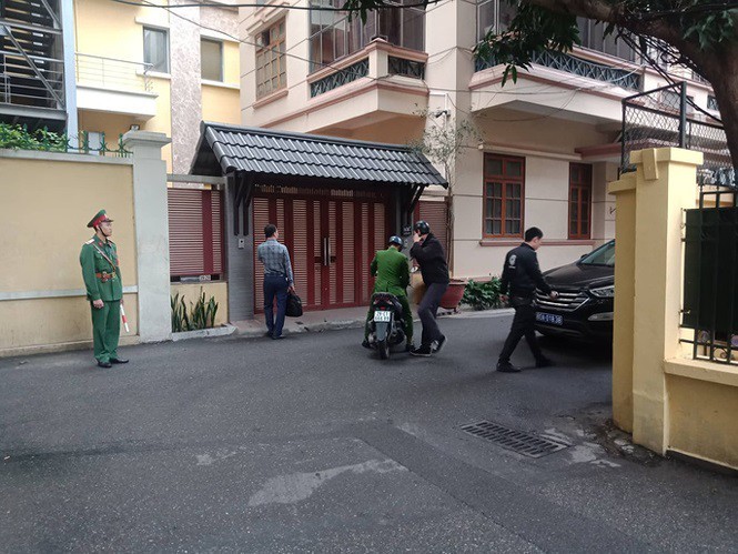 Cảnh sát khám nhà ông Son tại ngõ 36C1 Lý Nam Đế, Hà Nội.